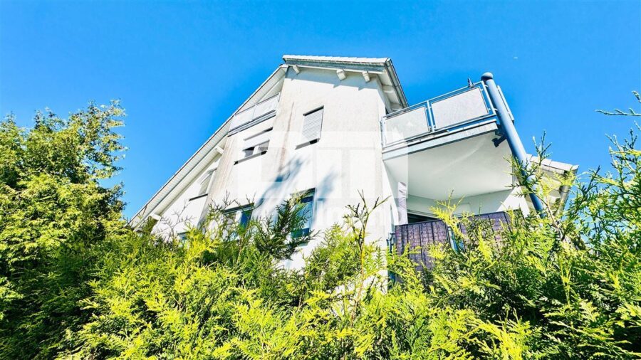 Gepflegte Maisonette Wohnung mit Studio 2x Balkon und PKW Stellplatz in Traumlage - Seitenansicht